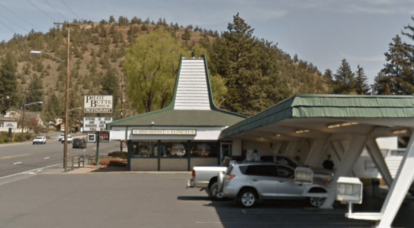 Everyone Goes Nuts For The Hamburgers At This Nostalgic Eatery In Oregon