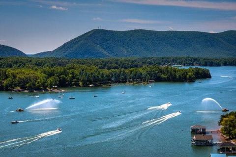 Virginia's Stunning Lake Is The Perfect Destination For A Summer Getaway