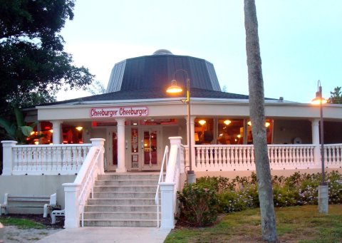 The Spectacular Restaurant In Florida Where You Can Order A One Pound Burger