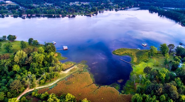 The Charming Lake Town In Alabama That Belongs On Your Summer Bucket List