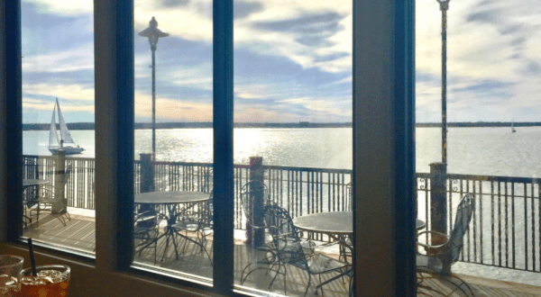 This Ridiculously Scenic Waterfront Restaurant In Oklahoma Is Seafood Paradise