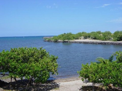 An Unexpected Temple Is Hiding Underwater In This Hawaii Bay