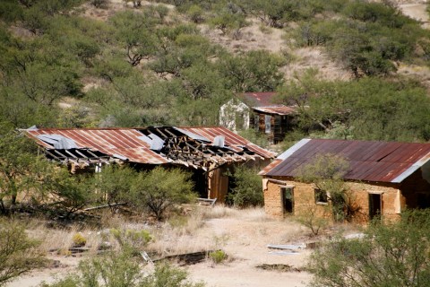 17 Staggering Photos Of An Abandoned Town Hiding In Arizona