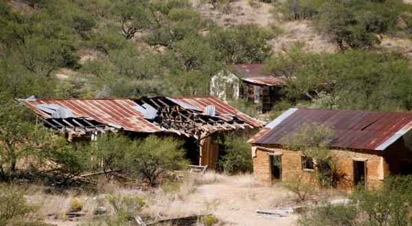 17 Staggering Photos Of An Abandoned Town Hiding In Arizona