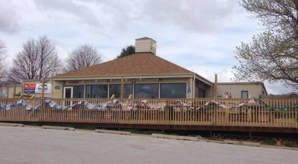 Watch Boats Come In At This Charming Dockside Restaurant In Nebraska