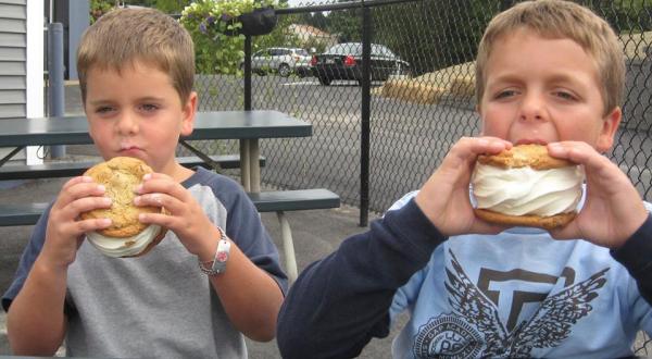 This Timeless Ice Cream Shop In Maine Serves Enormous Portions You’ll Love
