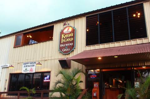This Small Town Hawaii Pub Has Some Of The Best Food In The Pacific