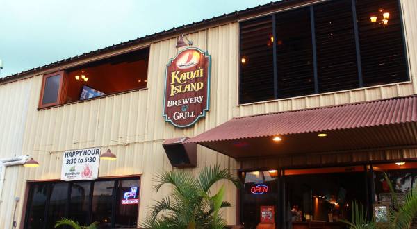 This Small Town Hawaii Pub Has Some Of The Best Food In The Pacific