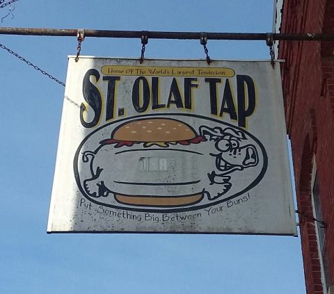 This Iowa Landmark Restaurant Serves The Most Mouthwatering Tenderloins
