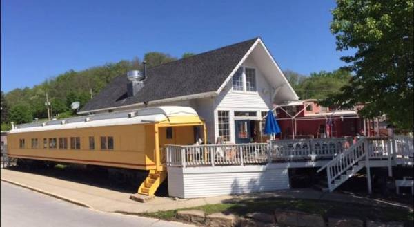 You Can Dine In A Historic Train Car At This Tasty BBQ Restaurant In Missouri