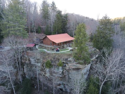 This Clifftop Cabin In Kentucky Offers Unbeatable Views