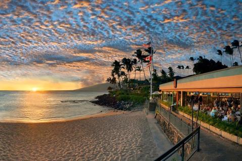 The Hidden Hawaii Restaurant That's Located In The Most Awe-Inspiring Setting