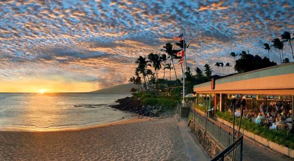 The Hidden Hawaii Restaurant That’s Located In The Most Awe-Inspiring Setting