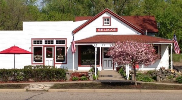 This Timeless Ice Cream Shop In Minnesota Serves Enormous Portions You’ll Love