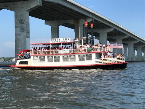Spend A Perfect Day On This Old-Fashioned Paddle Boat Cruise In Mississippi