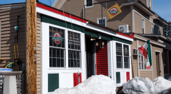This New Hampshire Pizzeria In The Mountains Is Insanely Good