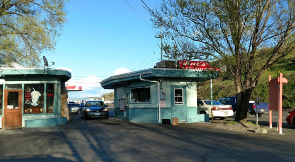 It’s Not Summer In Oregon Until You’ve Visited This Classic Little Burger Drive-In