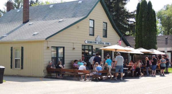 This Sugary-Sweet Ice Cream Shop In Michigan Serves Enormous Portions You’ll Love