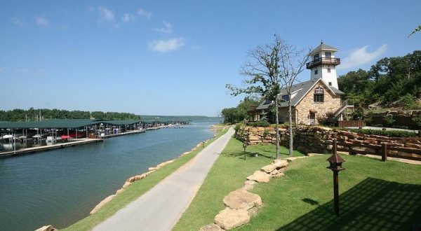A Meal At This Lakeside Grill In Oklahoma Will Make Your Summer Complete