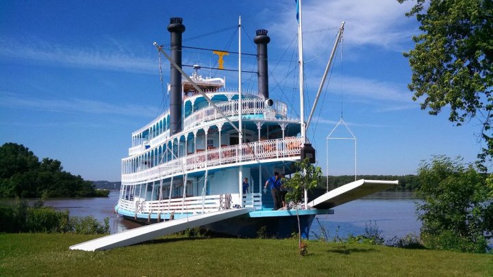 riverboat cruises in iowa