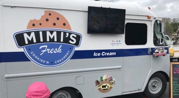 This Timeless Ice Cream Shop In Tennessee Serves Enormous Portions You’ll Love