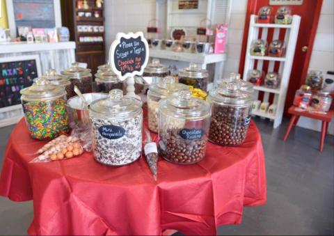 The Charming Mississippi Candy Store That's Sure To Satisfy Your Sweet Tooth