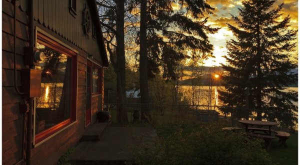 These Historic Lakefront Cabins In Idaho Are A Dream Vacation That You’ll Want To Take