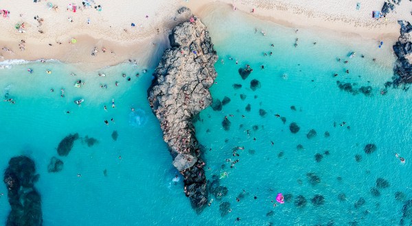 The Incredible Hawaii Beach That Transforms With The Seasons