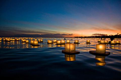 You've Never Seen Anything Quite As Stunning As This Floating Lantern Festival In Virginia