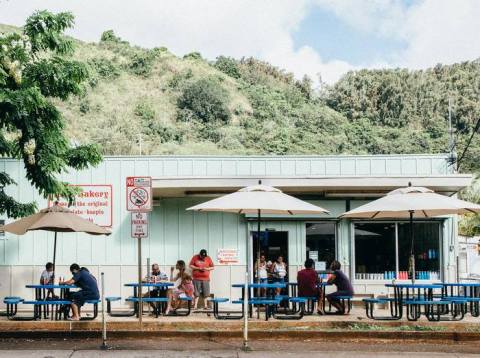 People Drive From All Over For The Pies At This Charming Hawaii Eatery