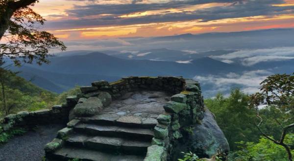 The Breathtaking Overlook In Virginia That Lets You See For Miles And Miles