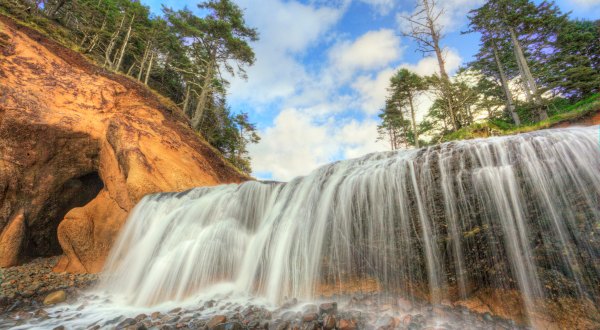 The Hike To This Secluded Waterfall Beach In Oregon Is Positively Amazing