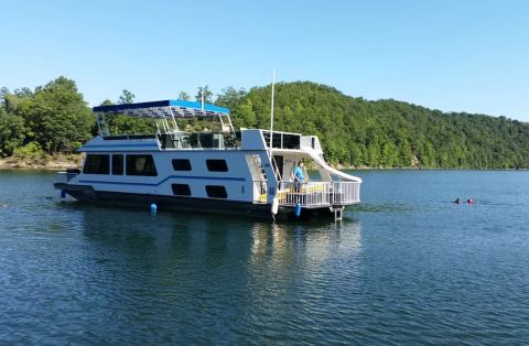 Get Away From It All With A Stay In These Incredible West Virginia Houseboats