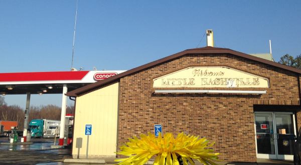 The Best Comfort Food In Illinois Is Hiding In This Unassuming Diner Attached To A Gas Station