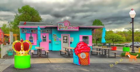 9 Quirky Ice Cream Shops Around Illinois That Are Sure To Put A Smile On Your Face
