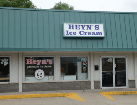 This Sugary-Sweet Ice Cream Shop In Iowa Serves Enormous Portions You’ll Love
