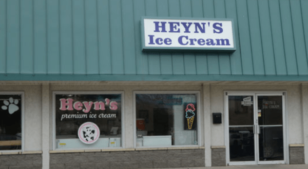 This Sugary-Sweet Ice Cream Shop In Iowa Serves Enormous Portions You’ll Love