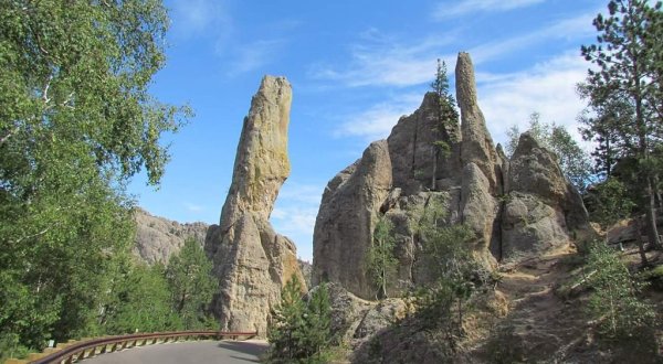 This Scenic Drive In South Dakota Leads To An Incredible Natural Wonder