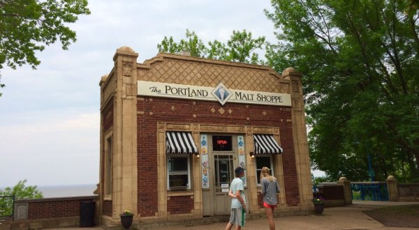 This Lakeside Ice Cream Shop In Minnesota Is The Most Charming Place To Cool Down This Summer