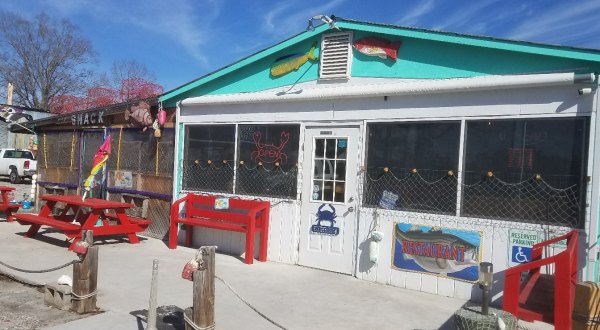 Don’t Let The Outside Fool You, This Seafood Restaurant In North Carolina Is A True Hidden Gem