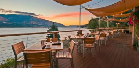 This Riverside Restaurant In The Pacific Northwest Will Enchant You In Every Way