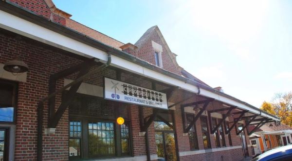 This Connecticut Restaurant Used To Be A Railroad Depot And It’s Incredible