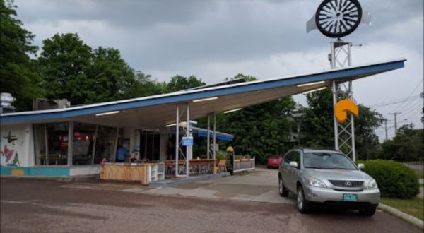 This Vermont Restaurant That Used To Be A Gas Station Has The Beachiest Vibe Ever