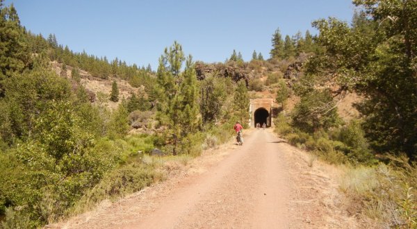 This Amazing Hiking Trail In Northern California Takes You Through An Abandoned Train Tunnel