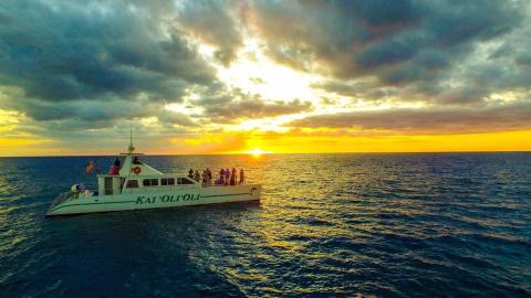 The Best Sunsets In Hawaii Are Witnessed From Aboard This Charming Boat