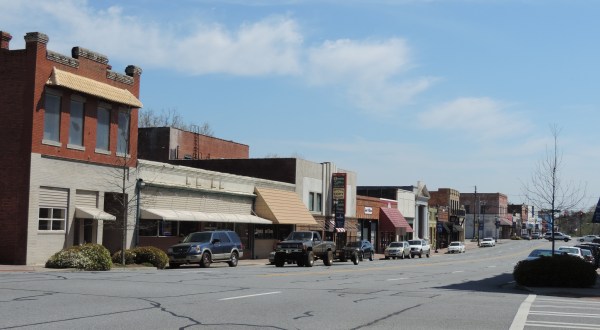 Farmlands, Horses, & Glow Worms: Everything You Need To Know About This Small Georgia Town