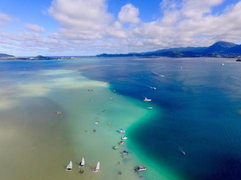 You'll Want To Visit This Awesome Underwater Sandbar In Hawaii Before Summer's Over