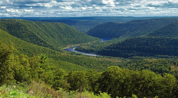 The Breathtaking Overlook In Pennsylvania That Lets You See For Miles And Miles