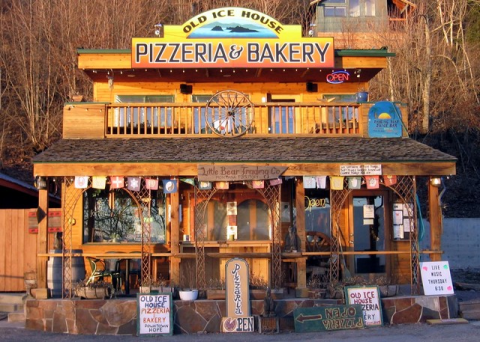 This Quirky Waterfront Pizza Shack Serves Up Some Of The Best Slices In Idaho