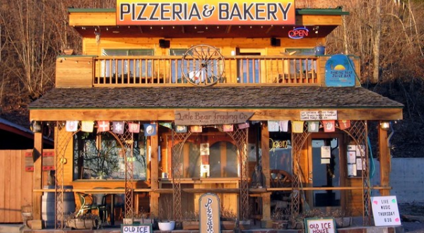 This Quirky Waterfront Pizza Shack Serves Up Some Of The Best Slices In Idaho